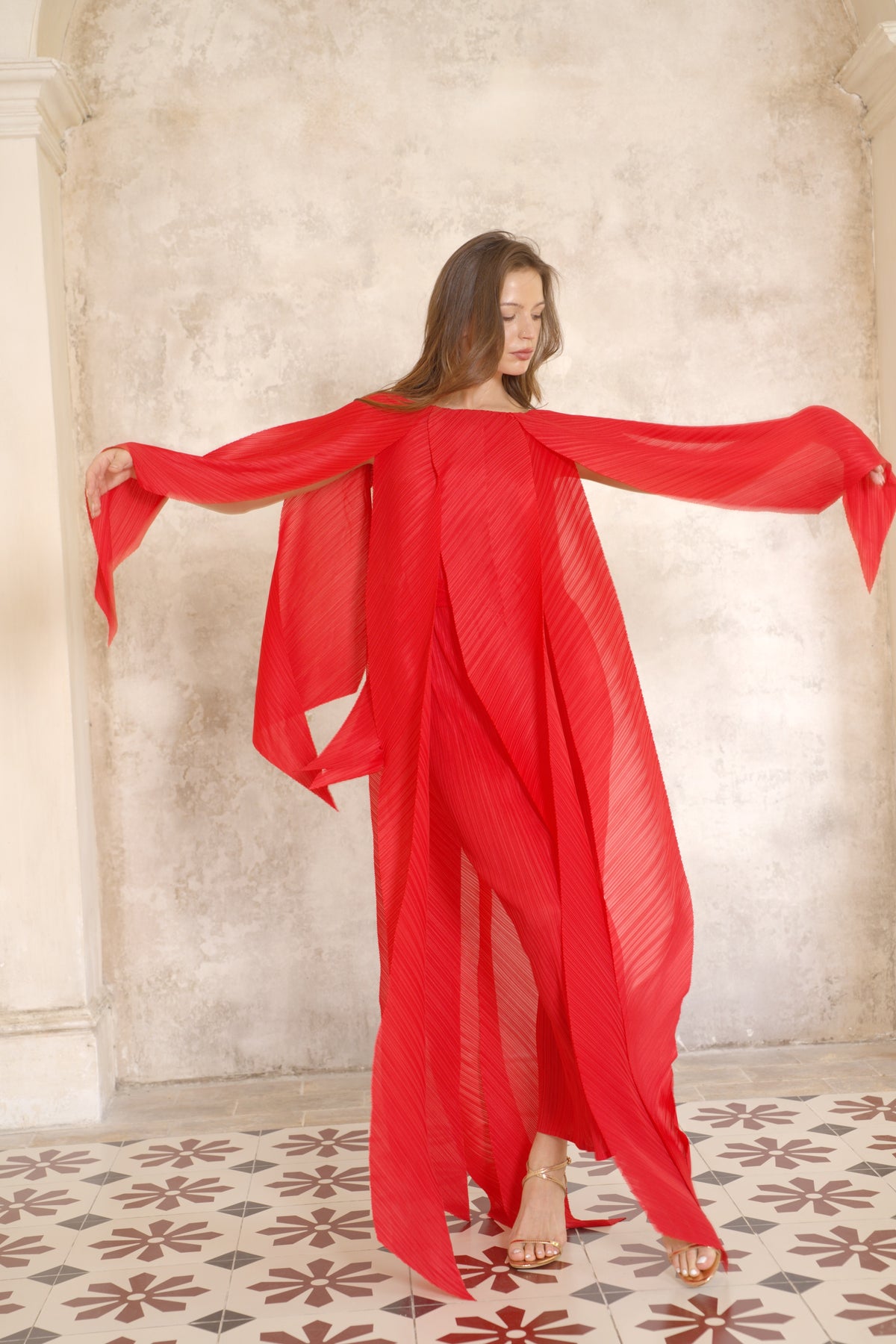 Elegant Pleated Cape Sleeve Maxi Dress with Tie Waist in Red