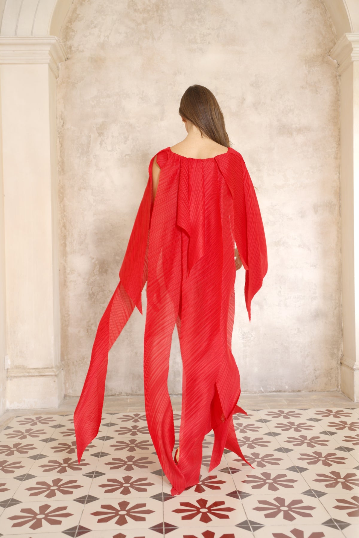 Elegant Pleated Cape Sleeve Maxi Dress with Tie Waist in Red