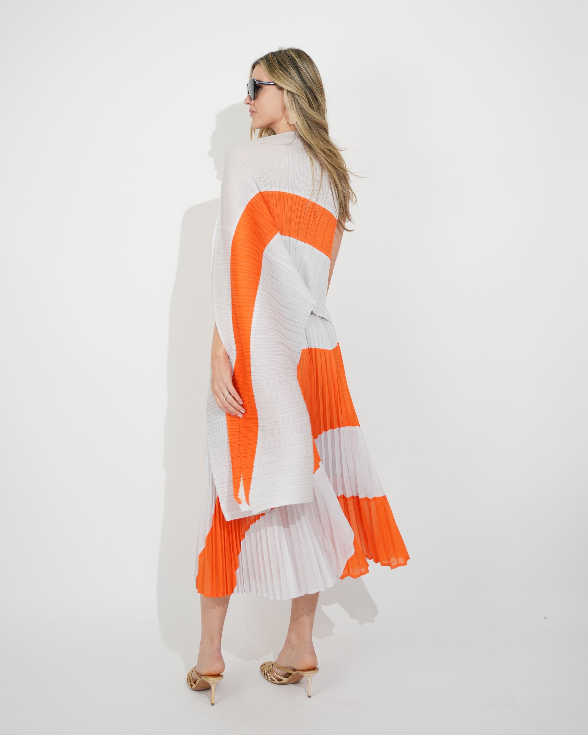 Full pleated Long sleeves vest top and skirts in orange Light grey color