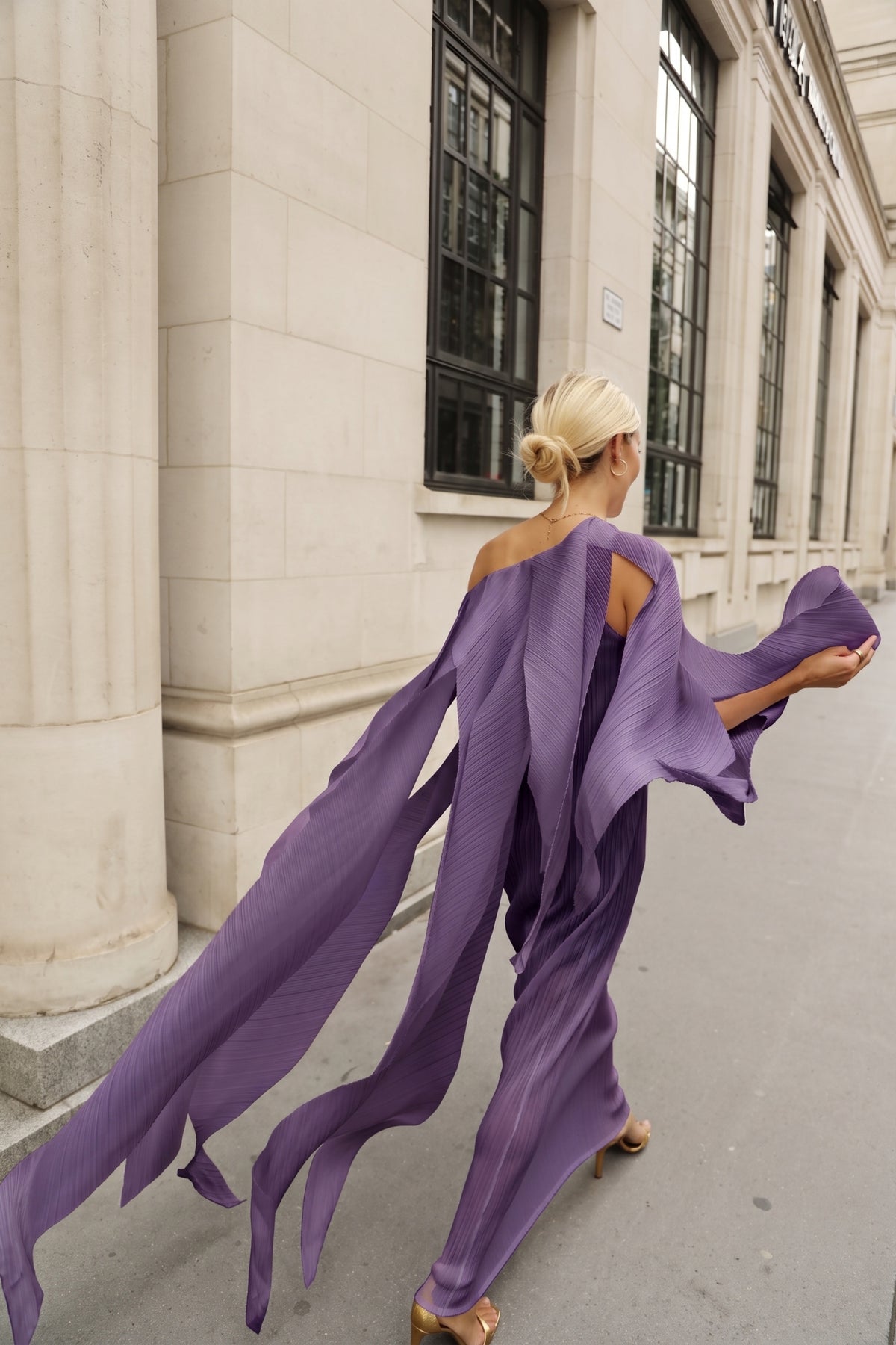 Elegant Pleated Cape Sleeve Maxi Dress with Tie Waist in Purple